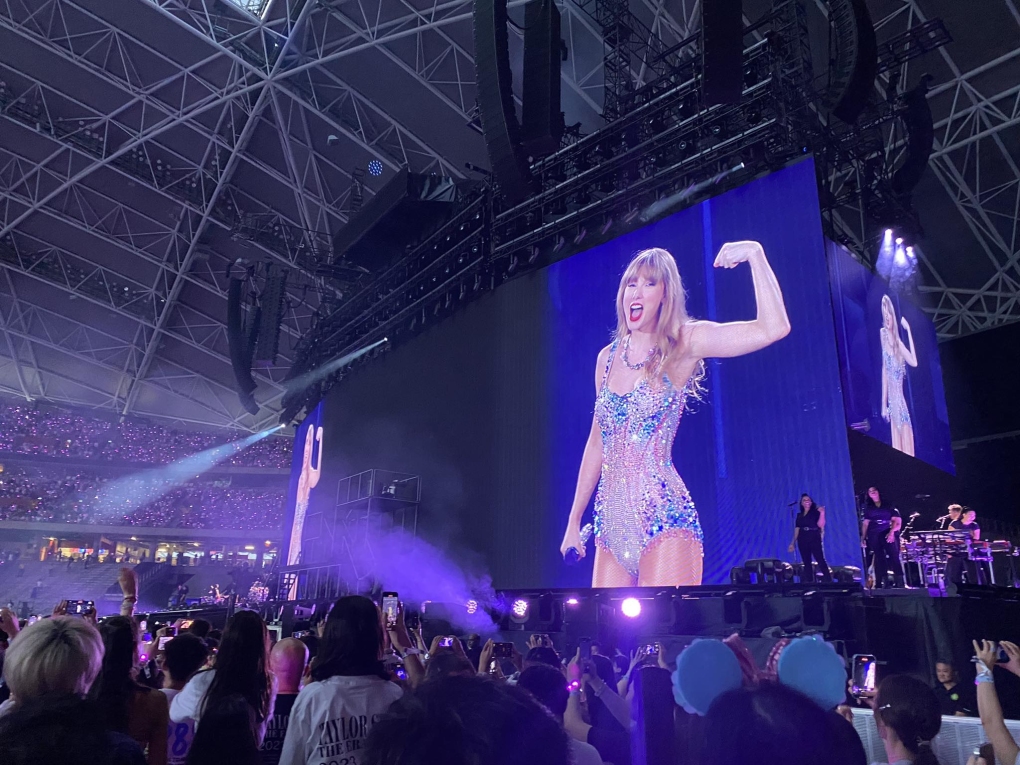 Hàng chục nghìn Swifties tại sân vận động quốc gia Singapore. Ảnh: Panda Doan