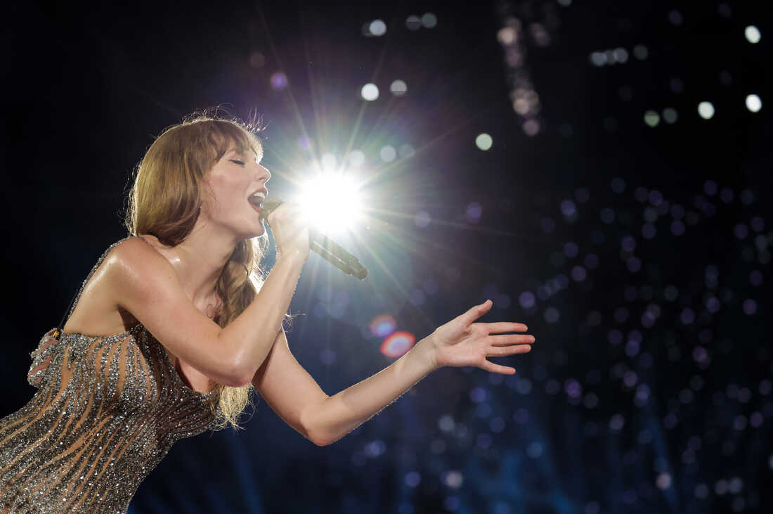 Taylor Swift biểu diễn trong Eras Tour tại Sân vận động Quốc gia Singapore. Nguồn: Getty Images