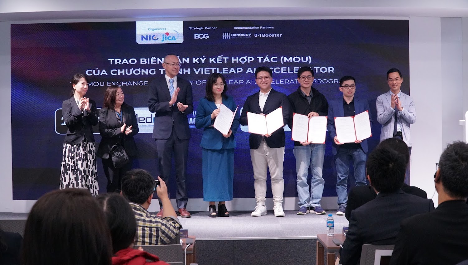 9 biên bản ghi nhớ hợp tác (MOU) được ghi nhận trong Vietleap AI Accelerator