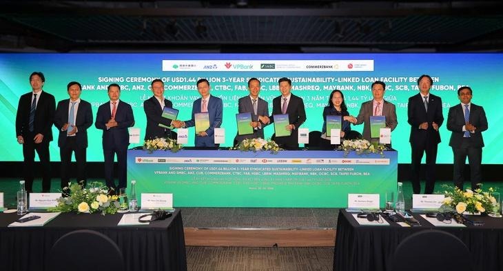 VPBank ký kết khoản vay hợp vốn liên kết bền vững đầu tiên trị giá 1,44 tỉ USD - Tuổi Trẻ Online